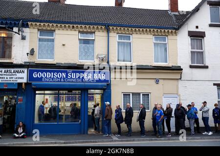 Liverpool, England, 13. September 2021. Vor dem Premier-League-Spiel im Goodison Park, Liverpool, stehen die Fans vor Ort beim Imbiss vor der Tür. Bildnachweis sollte lauten: Darren Staples / Sportimage Credit: Sportimage/Alamy Live News Stockfoto