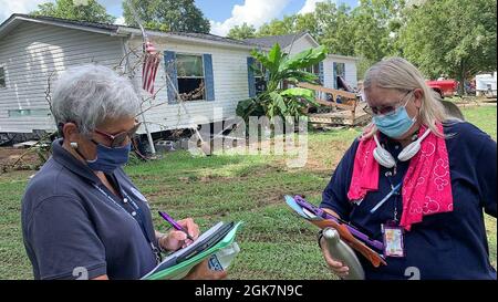 Waverly, TN (27. August 2021) - die FEMA-Katastrophenschutzassistentn sammeln Informationen, während sie Tür zu Tür durch die Gemeinde Waverly, Tennessee, gehen. Robert Kaufmann/FEMA Stockfoto