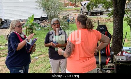 Waverly, Tennessee (27. August 2021) - die FEMA-Katastrophenschutzassistentn sprechen mit Überflutungsüberlebenden, während sie Tür an Tür durch die Gemeinde Waverly, Tennessee, gehen. Robert Kaufmann/FEMA Stockfoto