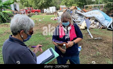 Waverly, TN (27. August 2021) - die FEMA-Katastrophenschutzassistentn sammeln Informationen, während sie Tür zu Tür durch die Gemeinde Waverly, Tennessee, gehen. Robert Kaufmann/FEMA Stockfoto