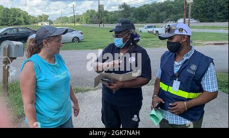 Waverly, Tennessee (27. August 2021) - die FEMA-Katastrophenschutzassistentn sprechen mit Überflutungsüberlebenden, während sie Tür an Tür durch die Gemeinde Waverly, Tennessee, gehen. Robert Kaufmann/FEMA Stockfoto