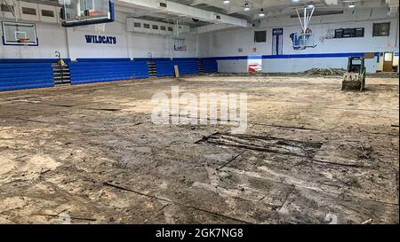 Waverly, Tennessee (27. August 2021) - die Entfernung des durch Hochwasser beschädigten Fitnessraums am Robert C Reid Gymnasium in Waverly, Tennessee, wird fortgesetzt. Robert Kaufmann/FEMA Stockfoto