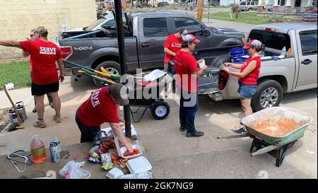 Waverly, TN (27. August 2021) - Pause für die ehrenamtliche Crew der Life Point Church in einem überfluteten Haus in Waverly, Tennessee. Robert Kaufmann/FEMA Stockfoto