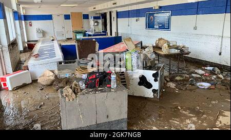 Waverly, TN (27. August 2021) - Konzessionsgebiet des Robert C Reid Gymnasiums nach einer Überschwemmung in Waverly, Tennessee. Robert Kaufmann/FEMA Stockfoto