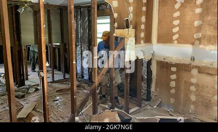 Waverly, Tennessee (27. August 2021) - Freiwillige bei Southern Baptist Disaster Relief reißen beschädigte Mauern durch Überschwemmungen in Waverly, Tennessee, nieder. Robert Kaufmann/FEMA Stockfoto