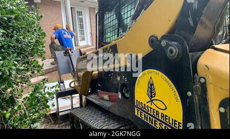 Waverly, TN (27. August 2021) - die Freiwilligengruppe Southern Baptist Disaster Relief hat ihre schwere Ausrüstung mitgebracht, um bei der Beseitigung von Hochwasserschadenschutt in Waverly, Tennessee, zu helfen. Robert Kaufmann/FEMA Stockfoto