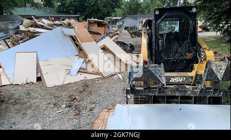 Waverly, TN (27. August 2021) - die Freiwilligengruppe Southern Baptist Disaster Relief hat ihre schwere Ausrüstung mitgebracht, um bei der Beseitigung von Hochwasserschadenschutt in Waverly, Tennessee, zu helfen. Robert Kaufmann/FEMA Stockfoto