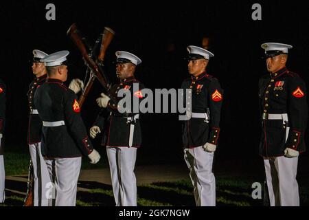 Marines mit dem Silent Drill Platoon führen ihre „Gewehrinspektion“-Sequenz während einer Freitagabend-Parade in den Marine Barracks Washington, am 29. August 2021 durch. Der Gastgeber des Abends war General David H. Berger, 38. Kommandant des Marine Corps, und die Ehrengäste waren General Walter E. Boomer, USMC (ausgeschieden), 24. Stellvertretender Kommandant des Marine Corps, General Carlton Fulford, USMC (ausgeschieden), ehemaliger stellvertretender Chief Commander, United States European Command, Gen. Richard D. Hearney, USMC (ausgeschieden), 25. Stellvertretender Kommandant des Marine Corps, Maj. Gen. James M. 'Michael' Myatt, USMC (Re Stockfoto