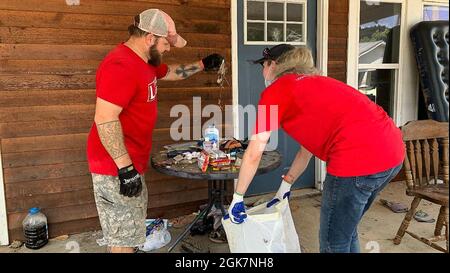 Waverly, Tennessee (27. August 2021) - Mitglieder der Freiwilligengruppe Life Point Church entfernen Überschwemmungsschutt aus dieser beschädigten Residenz in Waverly, Tennessee. Robert Kaufmann/FEMA Stockfoto