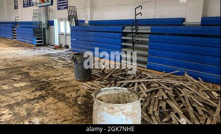 Waverly, Tennessee (27. August 2021) - die Entfernung des durch Hochwasser beschädigten Fitnessraums am Robert C Reid Gymnasium in Waverly, Tennessee, wird fortgesetzt. Robert Kaufmann/FEMA Stockfoto