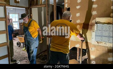 Waverly, Tennessee (27. August 2021) - Freiwillige bei Southern Baptist Disaster Relief reißen beschädigte Mauern durch Überschwemmungen in Waverly, Tennessee, nieder. Robert Kaufmann/FEMA Stockfoto