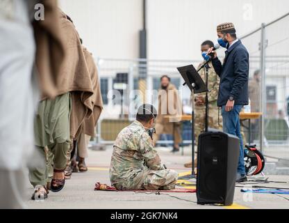 Teijami Abdullan, ein unverwechselbarer religiöser Gruppenleiter, rechts, führt ein islamisches Ritual durch, während der US-Luftwaffenkapt mir Ali, 86. Luftwaffenflügler Imam, links, an der Operation Allies Refuge auf der Ramstein Air Base, Deutschland, am 27. August 2021 teilnimmt. Abdullan unterstützte Ramsteins Seelsorger, indem er sich um die spirituellen Bedürfnisse der Evakuierten pflegte. Evakuierte erhalten Unterstützung wie vorübergehende Unterbringung, Nahrung und Wasser sowie Zugang zu medizinischer Versorgung auf dem Flugplatz Ramstein, während sie sich auf den Transport zu ihren endgültigen Zielorten vorbereiten. Stockfoto