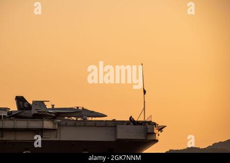 YOKOSUKA, Japan (Aug 28, 2021) – der Flugzeugträger der Nimitz-Klasse, USS Carl Vinson (CVN 70), trifft bei Commander, Fleet Activities Yokosuka zu einem planmäßigen Hafenbesuch ein. Carl Vinson, der in San Diego, Kalifornien, stationiert ist, und die zugehörige Carrier Strike Group (CSG 1) befinden sich im operativen Bereich der 7. US-Flotte im Rotationseinsatz, um die Interoperabilität mit Partnern zu verbessern und als einsatzbereite Kraft zur Unterstützung einer freien und offenen Region im Indo-Pazifik-Raum zu fungieren. Stockfoto