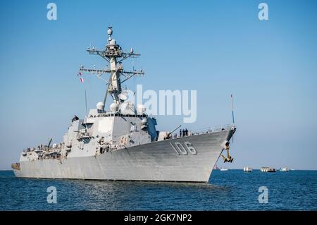 YOKOSUKA, Japan (Aug 28, 2021) – der geführte Raketenzerstörer der Arleigh Burke-Klasse, USS Stockdale (DDG 106), kommt bei Commander, Fleet Activities Yokosuka zu einem planmäßigen Hafenbesuch an. Stockdale, das in San Diego, Kalifornien, stationiert ist, und die zugehörige Carrier Strike Group (CSG 1) befinden sich im operativen Bereich der 7. US-Flotte im Rotationseinsatz, um die Interoperabilität mit Partnern zu verbessern und als einsatzbereite Kraft zur Unterstützung einer freien und offenen Region im Indo-Pazifik-Raum zu fungieren. Stockfoto