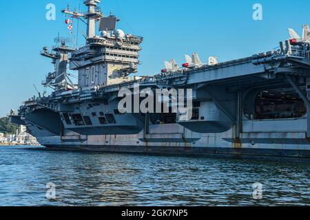 YOKOSUKA, Japan (Aug 28, 2021) – der Flugzeugträger der Nimitz-Klasse, USS Carl Vinson (CVN 70), trifft bei Commander, Fleet Activities Yokosuka zu einem planmäßigen Hafenbesuch ein. Carl Vinson, der in San Diego, Kalifornien, stationiert ist, und die zugehörige Carrier Strike Group (CSG 1) befinden sich im operativen Bereich der 7. US-Flotte im Rotationseinsatz, um die Interoperabilität mit Partnern zu verbessern und als einsatzbereite Kraft zur Unterstützung einer freien und offenen Region im Indo-Pazifik-Raum zu fungieren. Stockfoto