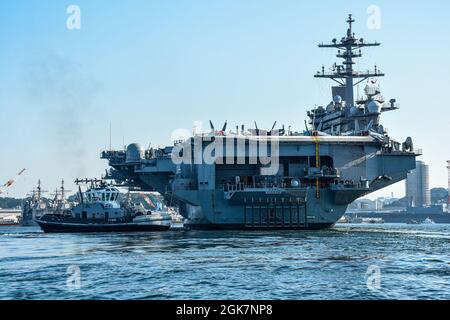 YOKOSUKA, Japan (Aug 28, 2021) – der Flugzeugträger der Nimitz-Klasse, USS Carl Vinson (CVN 70), trifft bei Commander, Fleet Activities Yokosuka zu einem planmäßigen Hafenbesuch ein. Carl Vinson, der in San Diego, Kalifornien, stationiert ist, und die zugehörige Carrier Strike Group (CSG 1) befinden sich im operativen Bereich der 7. US-Flotte im Rotationseinsatz, um die Interoperabilität mit Partnern zu verbessern und als einsatzbereite Kraft zur Unterstützung einer freien und offenen Region im Indo-Pazifik-Raum zu fungieren. Stockfoto