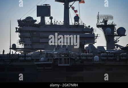 YOKOSUKA, Japan (Aug 28, 2021) – der Flugzeugträger der Nimitz-Klasse, USS Carl Vinson (CVN 70), trifft bei Commander, Fleet Activities Yokosuka zu einem planmäßigen Hafenbesuch ein. Carl Vinson, der in San Diego, Kalifornien, stationiert ist, und die zugehörige Carrier Strike Group (CSG 1) befinden sich im operativen Bereich der 7. US-Flotte im Rotationseinsatz, um die Interoperabilität mit Partnern zu verbessern und als einsatzbereite Kraft zur Unterstützung einer freien und offenen Region im Indo-Pazifik-Raum zu fungieren. Stockfoto