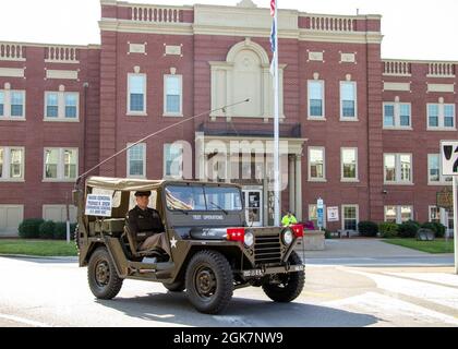 General Thomas Drew, Kommandant des US Army Human Resources Command, nimmt an der Parade zur Heimkehr im Herzen des Landes in Elizabethtown, Kentucky, am 28. August 2021 Teil. Das Veranstaltungsthema sind Superhelden, bei denen die Gemeinde die Gelegenheit hatte, Dienstmitglieder aus Fort Knox zu erkennen, die Parade begann am Stadtplatz von Elizabethtown und lief bis zur Autobahn Dixie und endete an der St. John Road. Stockfoto