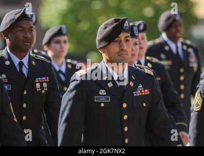 Capt. Marco Lara, Kommandant, Headquarters and Headquarters Company, Special Trupps Bataillon, 1st Theatre Sustainment Command, nimmt zusammen mit anderen Soldaten aus Fort Knox an der Parade zur Heimkehr im Herzen des Landes in Elizabethtown, Kentucky, am 28. August 2021 Teil. Das Veranstaltungsthema sind Superhelden, bei denen die Gemeinde die Gelegenheit hatte, Dienstmitglieder aus Fort Knox zu erkennen, die Parade begann am Stadtplatz von Elizabethtown und lief bis zur Autobahn Dixie und endete an der St. John Road. Stockfoto