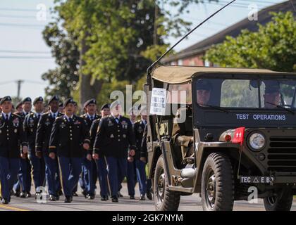 General Thomas Drew, Kommandant des US Army Human Resources Command, nimmt zusammen mit Soldaten aus Fort Knox an der Parade zur Heimkehr im Herzen des Landes in Elizabethtown, Kentucky, am 28. August 2021 Teil. Das Veranstaltungsthema sind Superhelden, bei denen die Gemeinde die Gelegenheit hatte, Dienstmitglieder aus Fort Knox zu erkennen, die Parade begann am Stadtplatz von Elizabethtown und lief bis zur Autobahn Dixie und endete an der St. John Road. Stockfoto