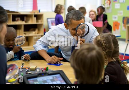 14. Februar 2013"der Präsident genießt es wirklich, mit Kindern zusammen zu sein. Hier spielte er ein Vergrößerungsspiel mit Kindern während eines Besuchs in einem Vorkindergartenraum im College Heights Early Childhood Learning Center in Decatur, Georgia.“ (Offizielles Foto des Weißen Hauses von Pete Souza) Dieses offizielle Foto des Weißen Hauses wird nur zur Veröffentlichung durch Nachrichtenorganisationen und/oder zum persönlichen Druck durch die Betreffzeile(en) des Fotos zur Verfügung gestellt. Das Foto darf in keiner Weise manipuliert werden und darf nicht in kommerziellen oder politischen Materialien, Anzeigen, E-Mails, Produkten, Stockfoto