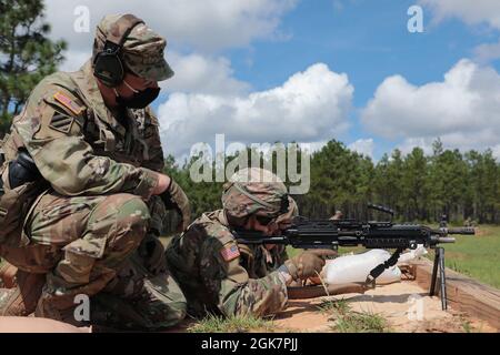 Beobachter, Trainer/Trainer (OCT) vom 3. Bataillon, 315. Brigade-Ingenieur-Bataillon, 177. Panzerbrigade, beobachten Armee-Reservesoldaten der 447. Militärpolizei-Gesellschaft, die sich auf der M249-Truppe mit automatischer Waffe qualifizieren, 28. August 2021, im Camp Shelby Joint Forces Training Center, Miss. the 447. MP Co., mit Sitz in Nordkanton, Ohio, mobilisiert für eine bevorstehende Mission. Stockfoto