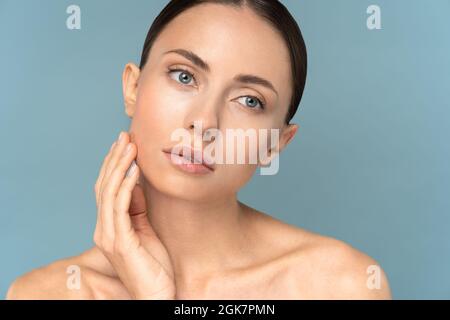 Junge Frau mit natürlichem Make-up, gekämmtem Haar und gepflegter, reiner Gesichtshaut. Schönheitspflege. Stockfoto