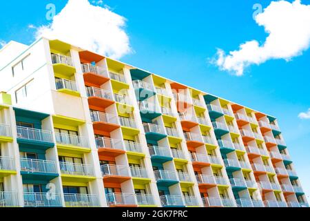 Architektonisches Bild eines farbenfrohen Gebäudes mit Balkonen und Fenstern Stockfoto