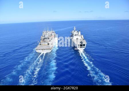 OSTCHINESISCHES MEER -- USNS Alan Shepard (T-AKE 3), rechts, führt am 28. August eine laufende Auffüllung mit RFA Fort Victoria (A 387) durch, einer kombinierten Flotte der Fort-Klasse, die Schiff und Tanker des Royal Fleet Auxiliary des Vereinigten Königreichs im Ostchinesischen Meer speichert. Fort Victoria ist derzeit im 7. Zuständigkeitsbereich der Flotte als Teil der britischen Carrier Strike Group im Einsatz. Die 7th Fleet ist die größte vorwärtseingesetzte Flotte der US-Marine und beschäftigt 50-70 Schiffe und U-Boote im westlichen Pazifik und im Indischen Ozean. Die 7. US-Flotte operiert routinemäßig und interagiert mit 35 maritim Stockfoto