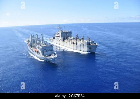 OSTCHINESISCHES MEER -- USNS Alan Shepard (T-AKE 3), links, führt eine laufende Auffüllung mit RFA Fort Victoria (A 387) durch, einer kombinierten Flotte der Fort-Klasse, die Schiff und Tanker des Royal Fleet Auxiliary des Vereinigten Königreichs speichert, während USS The Sullivans (DDG 68) am 28. August im Ostchinesischen Meer folgt. Fort Victoria und die Sullivans, ein Lenkflugkörper-Zerstörer der Arleigh Burke-Klasse, sind derzeit im Verantwortungsbereich der 7. Flotte als Teil der britischen Carrier Strike Group im Einsatz. Die 7th Fleet ist die größte vorwärtseingesetzte Flotte der US Navy und beschäftigt 50-70 Schiffe und U-Boote ac Stockfoto