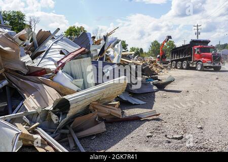 Waverly, Tennessee (28. August 2021) - die Aufnahme von Trümmern aus dem jüngsten Sturm und Überschwemmungen in Waverly, Tennessee, hat begonnen. Robert Kaufmann/FEMA Stockfoto