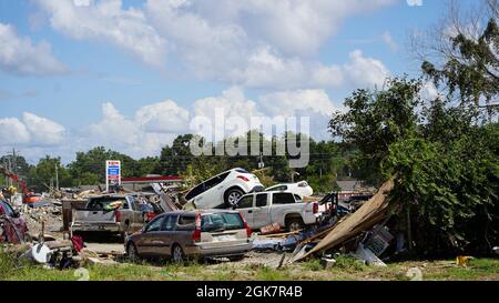 Waverly, Tennessee (28. August 2021) - Stapel von Autos und Trümmern aus Häusern und Unternehmen, die durch Hochwasser in Waverly, Tennessee, umgedreht wurden. Robert Kaufmann/FEMA Stockfoto