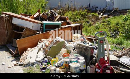 Waverly, TN (28. August 2021) - Haufen von Schutt, je nach Typ getrennt, auf der Seite der Straße, die darauf warten, gesammelt zu werden. Robert Kaufmann/FEMA Stockfoto