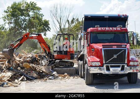 Waverly, Tennessee (28. August 2021) - die Aufnahme von Trümmern aus dem jüngsten Sturm und Überschwemmungen in Waverly, Tennessee, hat begonnen. Robert Kaufmann/FEMA Stockfoto