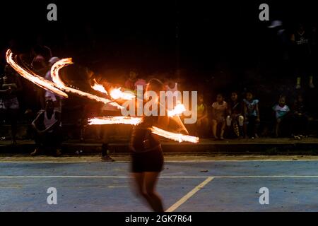 PORTOBELO, PANAMA - 28. MAI 2016: Frau führt eine Feuershow in Portobelo, Panama, durch Stockfoto