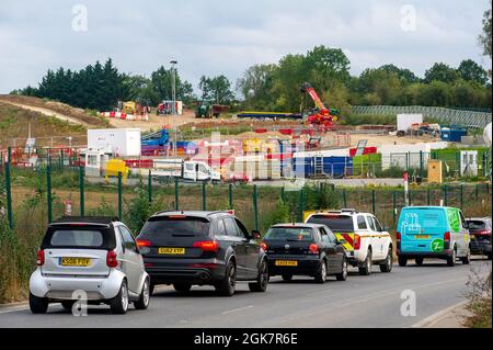 Harefield, Uxbridge, Großbritannien. September 2021. Am Standort Harvil Road werden die HS2-Bauarbeiten fortgesetzt. Teile der Landschaft wurden durch HS2 zerstört und die Fußwege gesperrt. Heute Abend findet im Unterhaus in der Westminster Hall eine Debatte statt, da über 150,000 Menschen eine Petition zur Beendigung der Hochgeschwindigkeitsstrecke HS2 unterzeichnet haben. Quelle: Maureen McLean/Alamy Live News Stockfoto