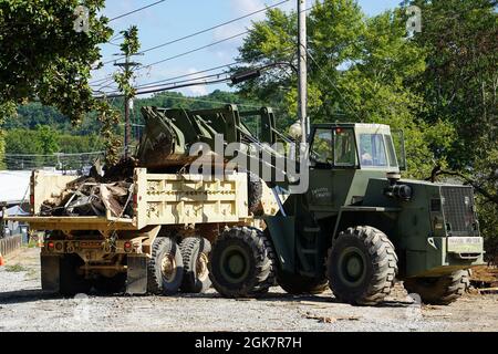Waverly, TN (28. August 2021) - die Nationalgarde der Armee, die bei der Abholung und Entfernung von Hochwasserschutt in Waverly, Tennessee, hilft. Robert Kaufmann/FEMA Stockfoto