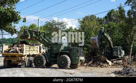 Waverly, TN (28. August 2021) - die Nationalgarde der Armee, die bei der Abholung und Entfernung von Hochwasserschutt in Waverly, Tennessee, hilft. Robert Kaufmann/FEMA Stockfoto