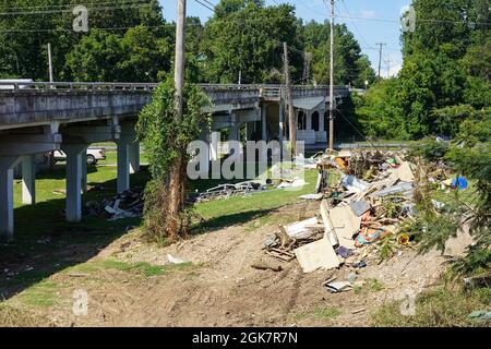 Waverly, TN (28. August 2021) – nach einer schweren Überschwemmung in Waverly, Tennessee, wurden Trümmer aus dem Bach entfernt. Robert Kaufmann/FEMA Stockfoto