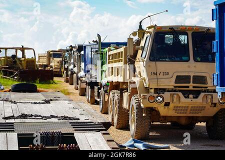 Waverly, TN (28. August 2021) - mehrere Muldenkipper, die Schutt aus Waverly, Tennessee, zur lokalen Deponie schleppen. Robert Kaufmann/FEMA Stockfoto