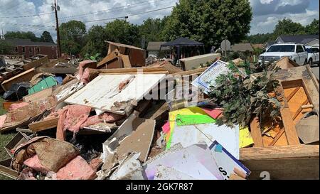 Waverly, TN (28. August 2021) - Trümmer von Überschwemmungen am Straßenrand vor dem Kirchenschild zur Abholung. Robert Kaufmann/FEMA Stockfoto