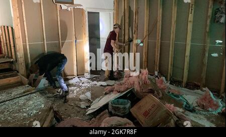 Waverly, TN (28. August 2021) - Beseitigung beschädigter Mauern, die durch Überschwemmungen in Waverly, Tennessee, bei der ersten Free will Baptist Church verursacht wurden. Robert Kaufmann/FEMA Stockfoto