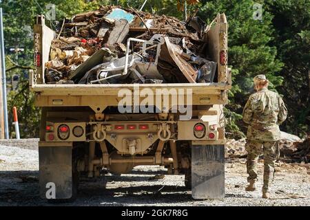 Waverly, TN (August 28,2021) - die Nationalgarde der Armee, die bei der Abholung und Entfernung von Hochwasserschutt in Waverly, Tennessee, hilft. Robert Kaufmann/FEMA Stockfoto
