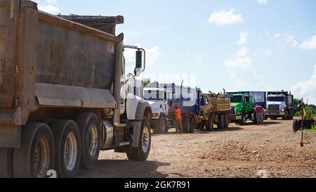 Waverly, TN (28. August 2021) - mehrere Muldenkipper, die Schutt aus Waverly, Tennessee, zur lokalen Deponie schleppen. Robert Kaufmann/FEMA Stockfoto