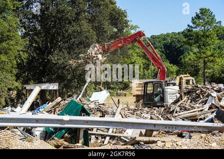 Waverly, Tennessee (28. August 2021) - die Aufnahme von Trümmern aus dem jüngsten Sturm und Überschwemmungen in Waverly, Tennessee, hat begonnen. Robert Kaufmann/FEMA Stockfoto