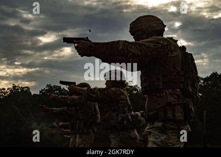 1. LT. Parker Deese, Texas National Guard, feuert während des 15. Winston P. Wilson und der 30. Armed Forces Skill at Arms Championships im Robinson Joint Maneuve Training Center am 29. August 2021 von der-Yard-Linie mit seiner Pistole. Stockfoto