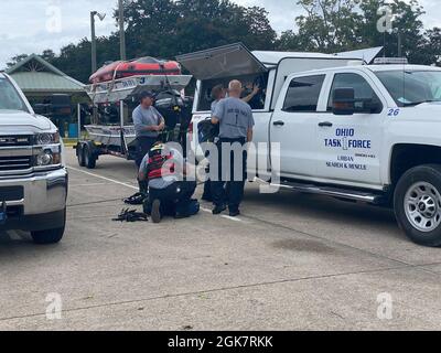 Lafayette, LA – Urban Search and Rescue hat mit der Vorbereitungssuche für Operationen nach dem Landfall durch den Sturmvorfall durch den Ida begonnen. Stockfoto