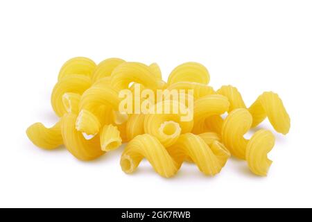 RAW Pasta cavatappi isoliert auf weißem Hintergrund mit Clipping-Pfad und volle Schärfentiefe. Stockfoto