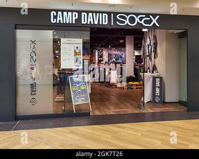 Berlin, Deutschland - 1. September 2021: Schaufenster eines Geschäfts im Einkaufszentrum Gropius Passagen in Berlin. Stockfoto