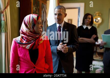 Die Harvard-Studentin Saheela Ibraheem blickt auf Präsident Barack Obama und First Lady Michelle Obama im Grünen Raum zurück, als sie sich darauf vorbereitet, den Ostsaal des Weißen Hauses zu betreten, um sie bei einem Empfang zum Black History Month, dem 26. Februar 2015, vorzustellen. (Offizielles Foto des Weißen Hauses von Pete Souza) Dieses offizielle Foto des Weißen Hauses wird nur zur Veröffentlichung durch Nachrichtenorganisationen und/oder zum persönlichen Druck durch die Betreffzeile(en) des Fotos zur Verfügung gestellt. Das Foto darf in keiner Weise manipuliert werden und darf nicht in kommerziellen oder politischen Materialien, Werbung oder ema verwendet werden Stockfoto